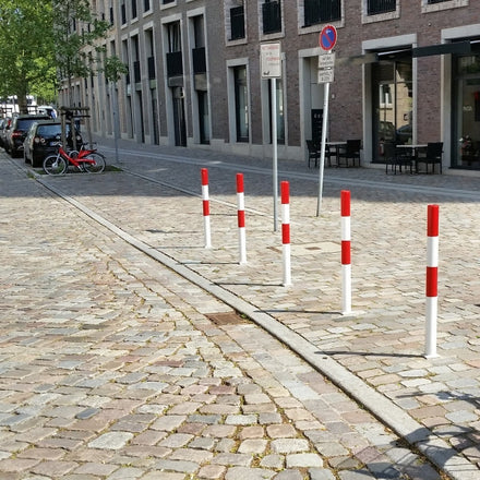 Traffic Line Minder B Cast In Red White In Situ